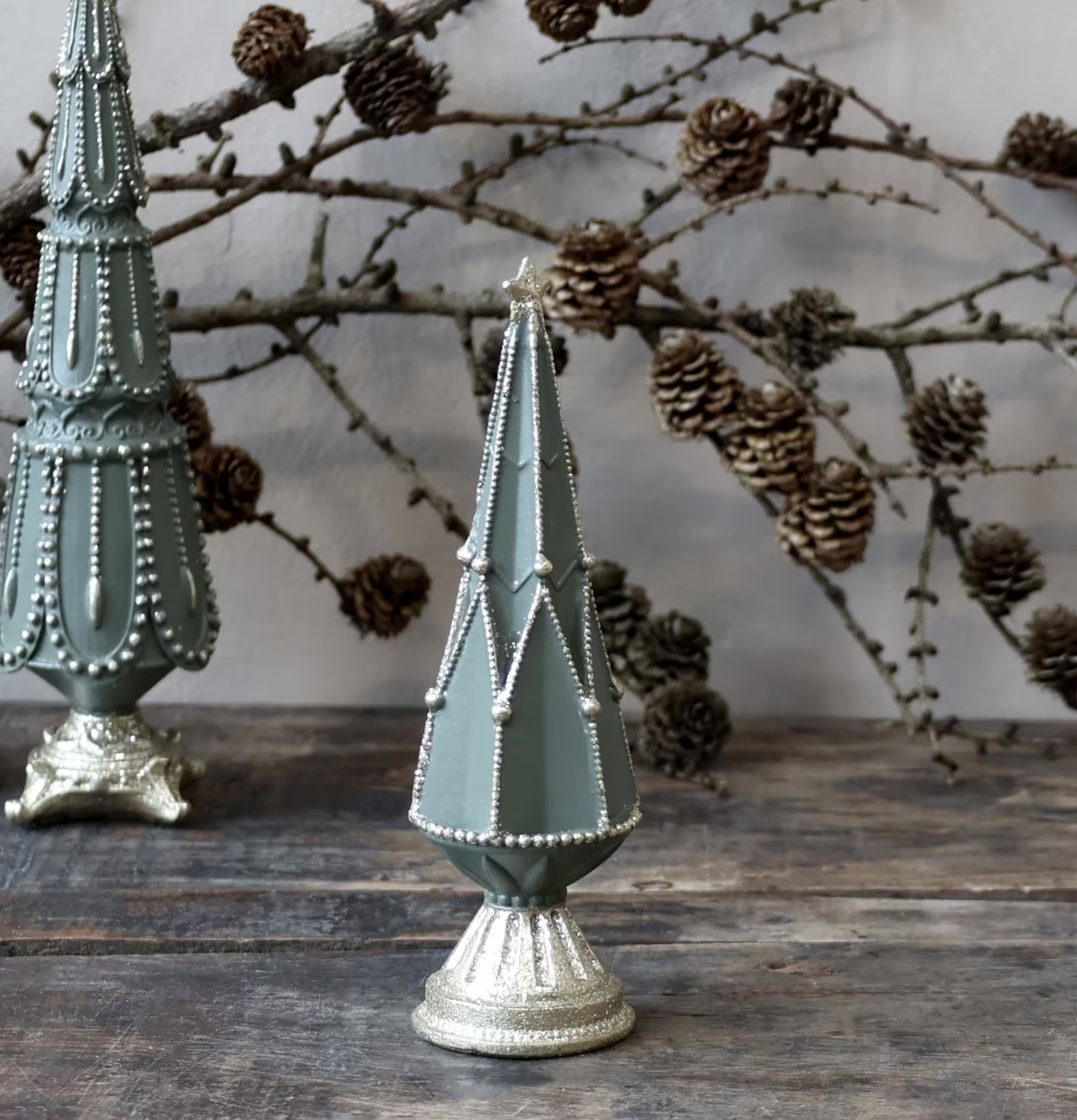 Julgran Glitterdekor S Mossgrön från Chic Antique på träbord