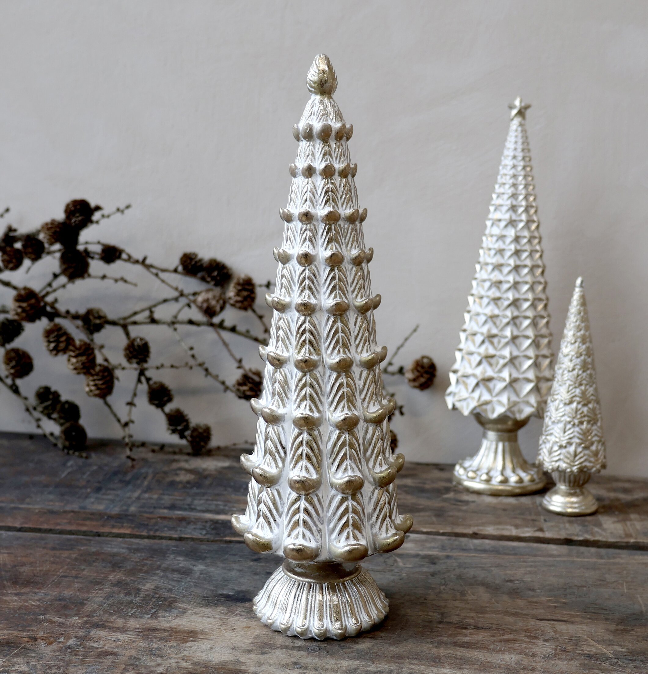 Julgran Creme/Champagne från Chic Antique på rustikt träbord