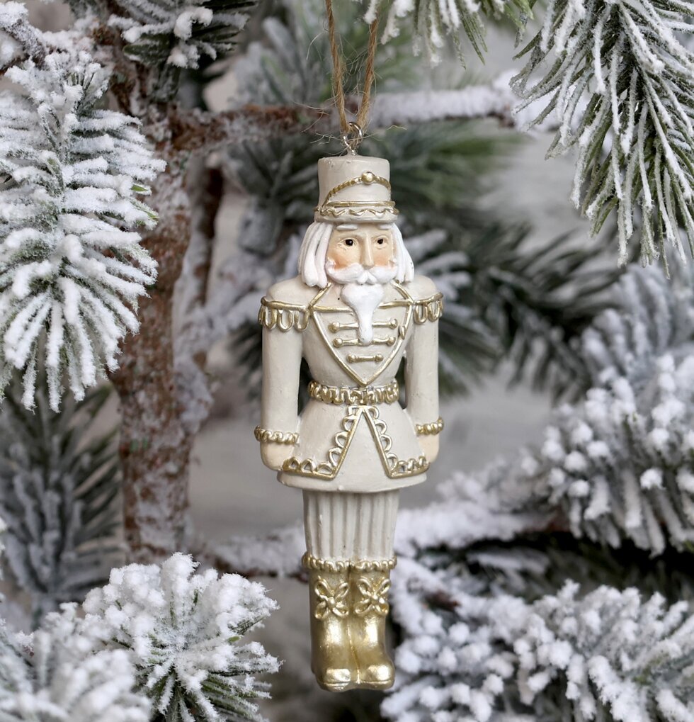 Julgranshänge Nötknäppare Latte från Chic Antique i granen