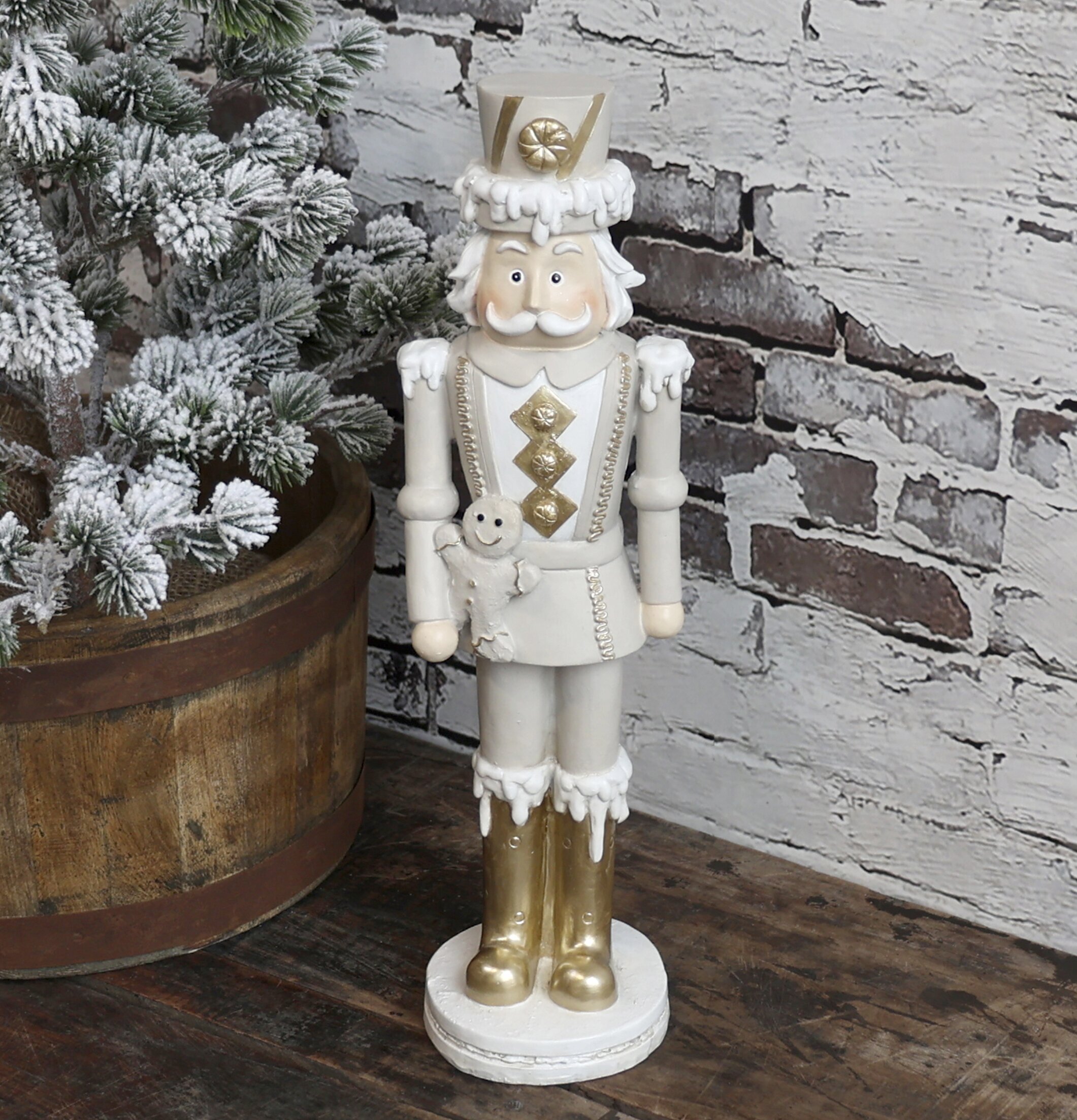 Nötknäppare Gulddekor Latte från Chic Antique vid gran