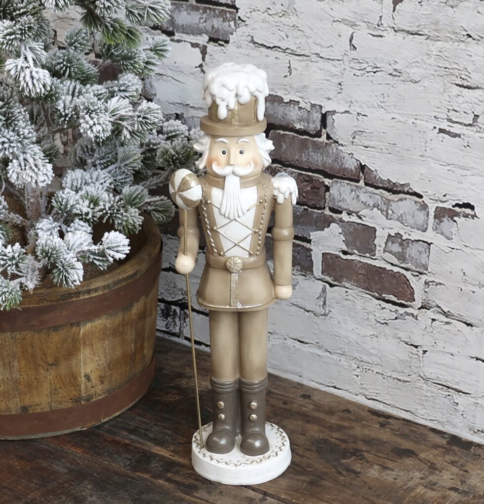 Nötknäppare Gulddekor Mocca från Chic Antique bredvid julgran