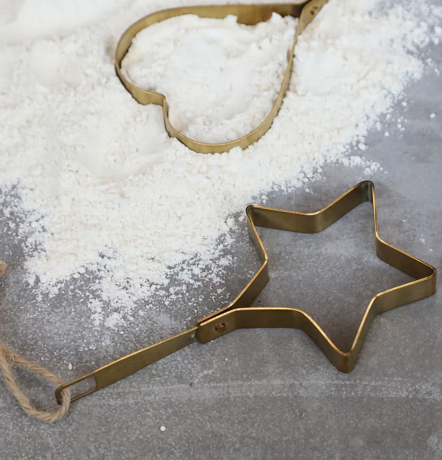 Kakform Stjärna Mässing från Chic Antique på mjölat bakbord