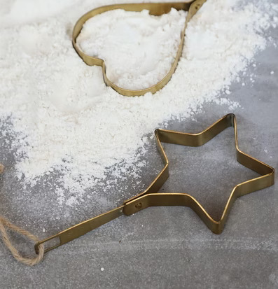 Kakform Stjärna Mässing från Chic Antique på mjölat bakbord