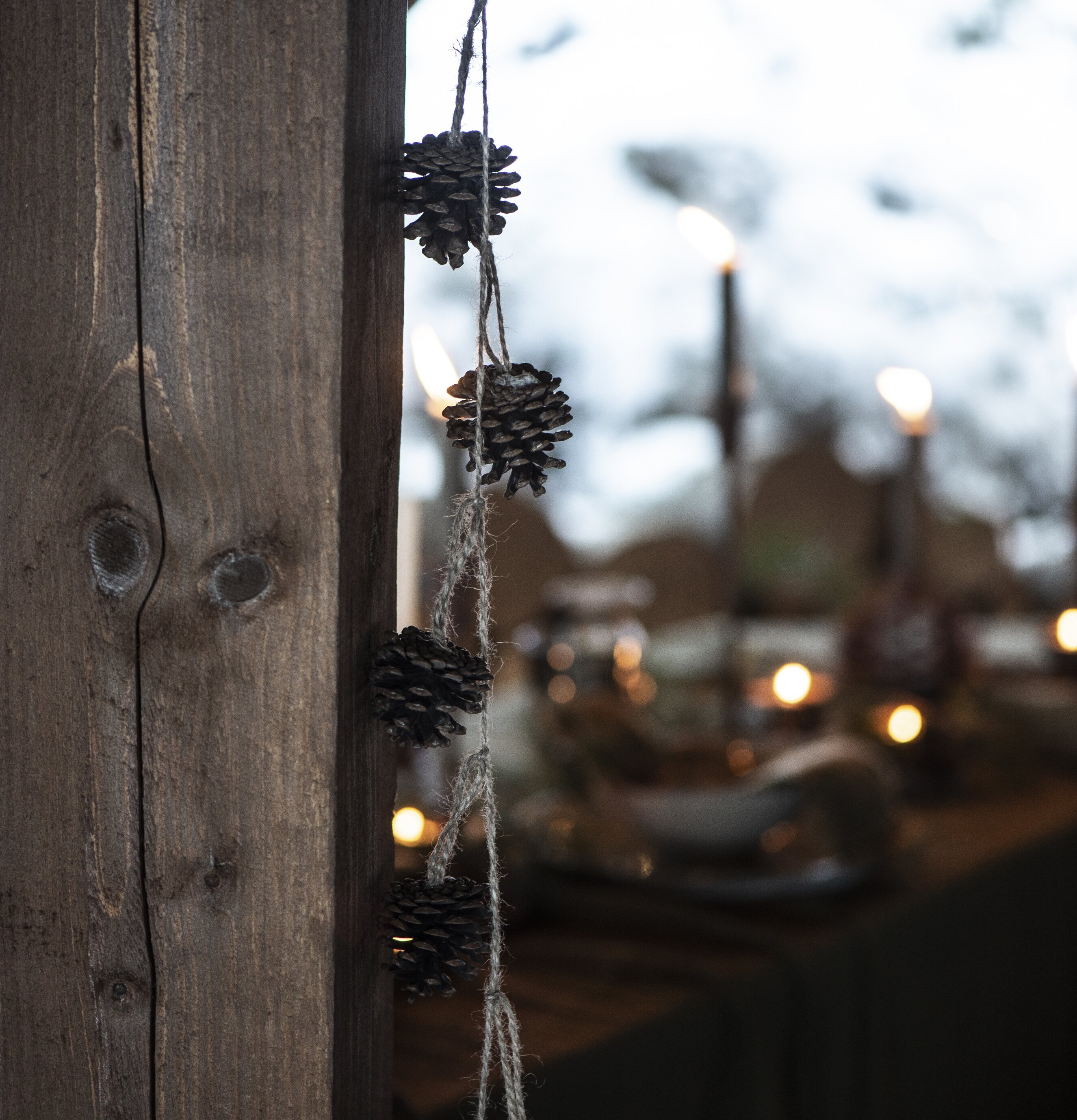 Kotte Med Jutesnöre från IB Laursen hänger på träbjälke