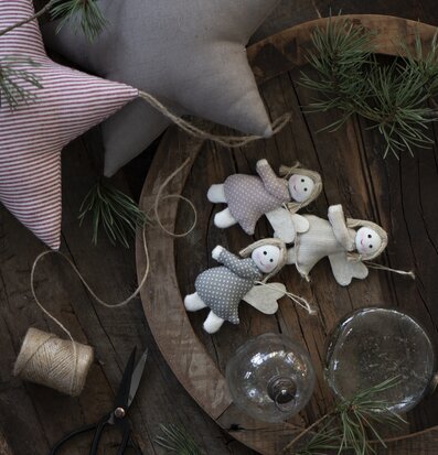 Bricka Rund Mellan Unika från IB Laursen med juldekorationer