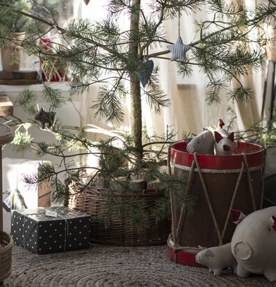 Grankorg Natur från IB Laursen omger basen på julgranen