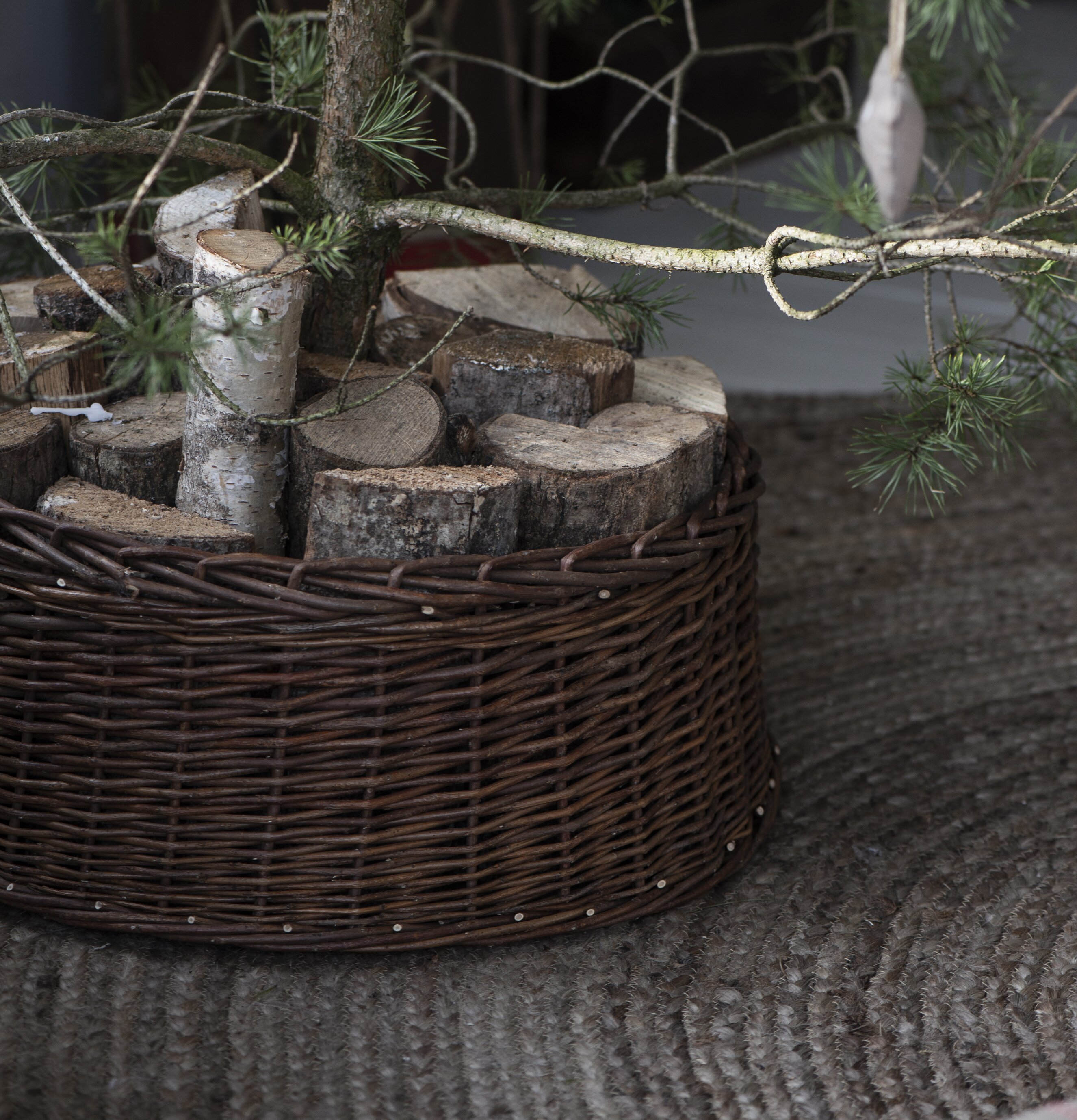 Grankorg Natur från IB Laursen med julgran och vedklabbar