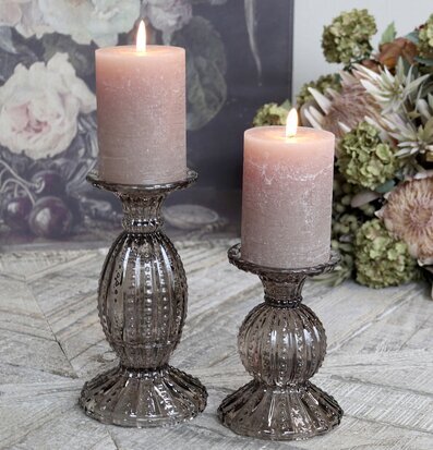 Ljusstake Mocca Pearl från Chic Antique på rustikt bord