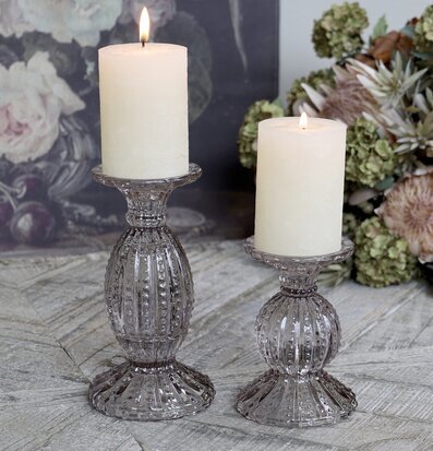 Ljusstake Taupe Pearl från Chic Antique på trämönstrat bord