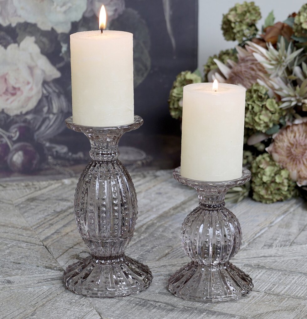 Ljusstake Taupe Pearl från Chic Antique på trämönstrat bord