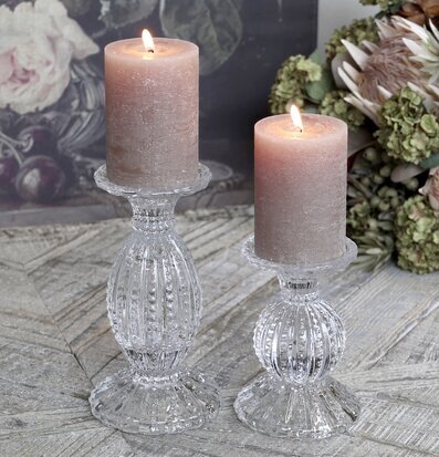 Ljusstake Taupe Clear från Chic Antique med tända blockljus