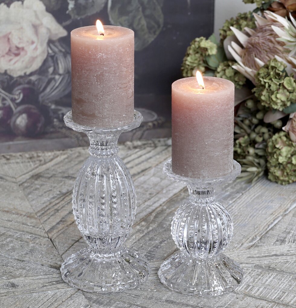 Ljusstake Taupe Clear från Chic Antique med tända blockljus