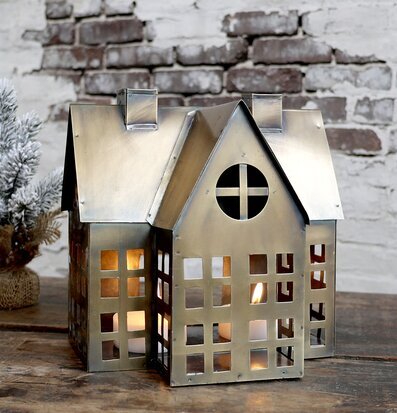 Foto av detaljrik interiör med ljuslykta i mässing