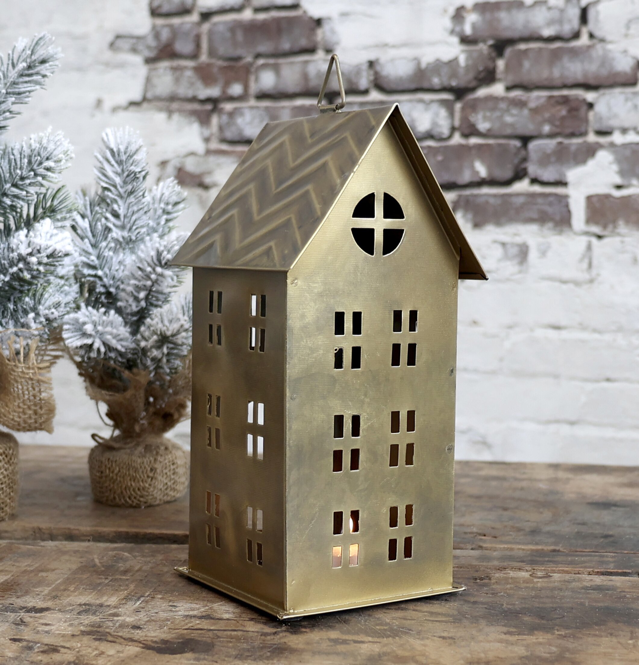 Bild av harmonisk inredning med ljuslykta i mässing