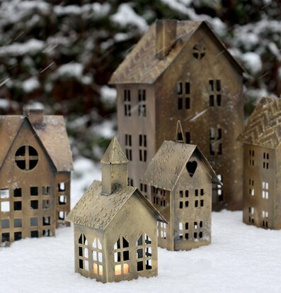 Bild av charmiga ljuslyktor formade som hus i snön