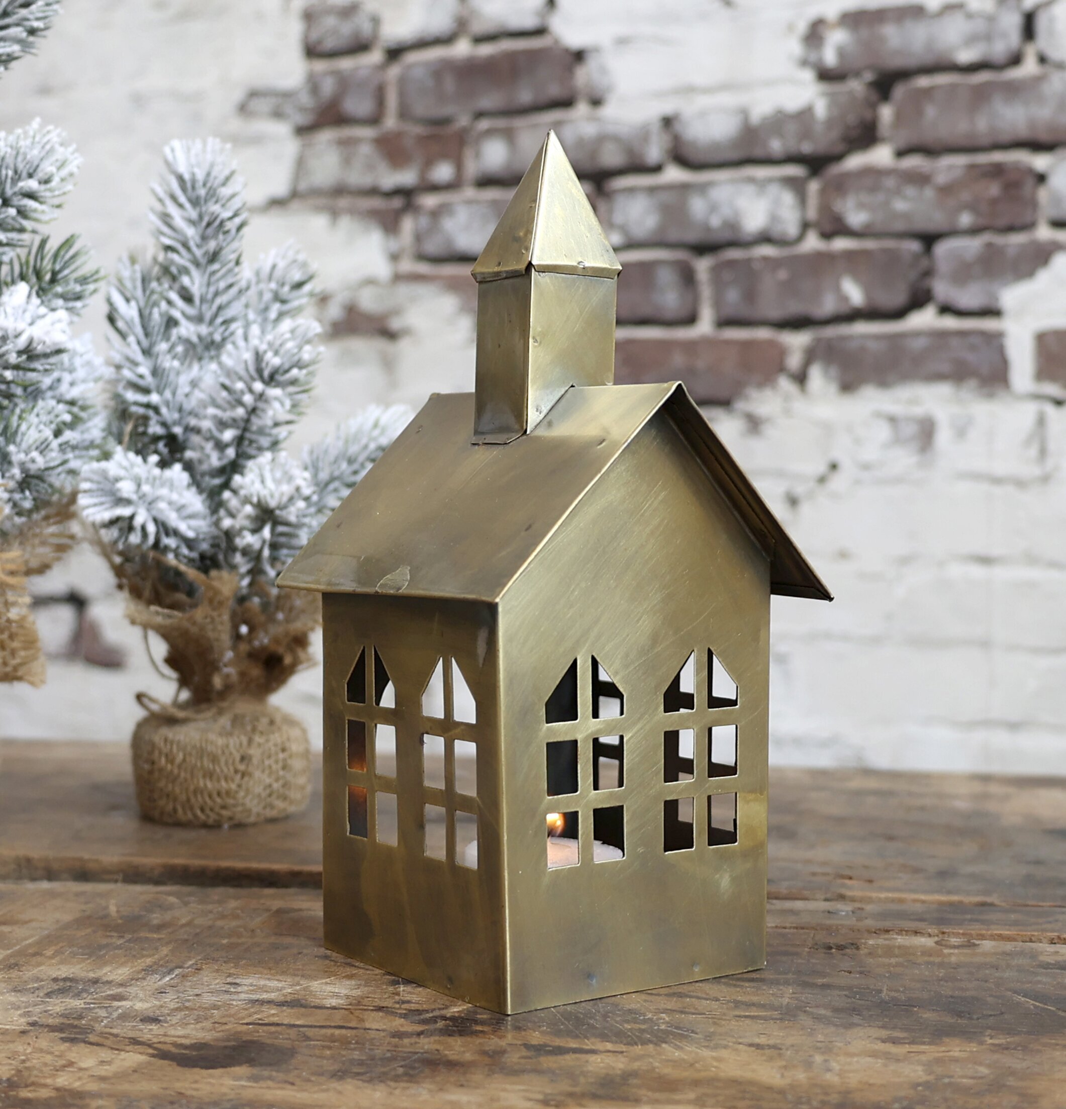 Ljuslykta Hus #2 Antik Mässing från Chic Antique på bord