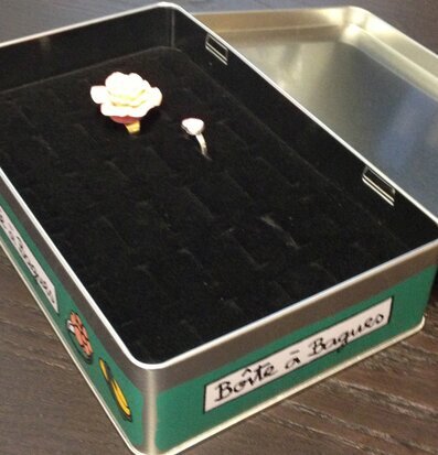 Bild av stilfull grön plåtburk för smyckesförvaring