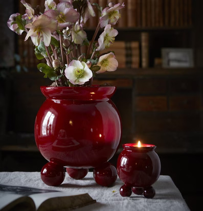 Anya Kruka Röd Mini från Wikholm Form med blommor