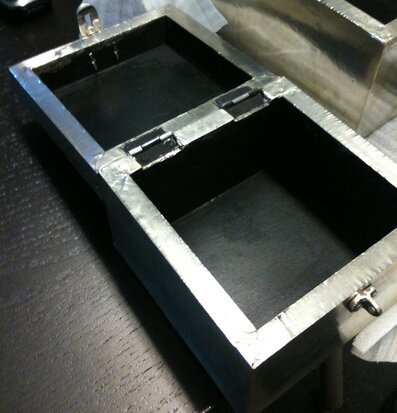 Box Medaljong från House Doctor på ett bord med mörk yta