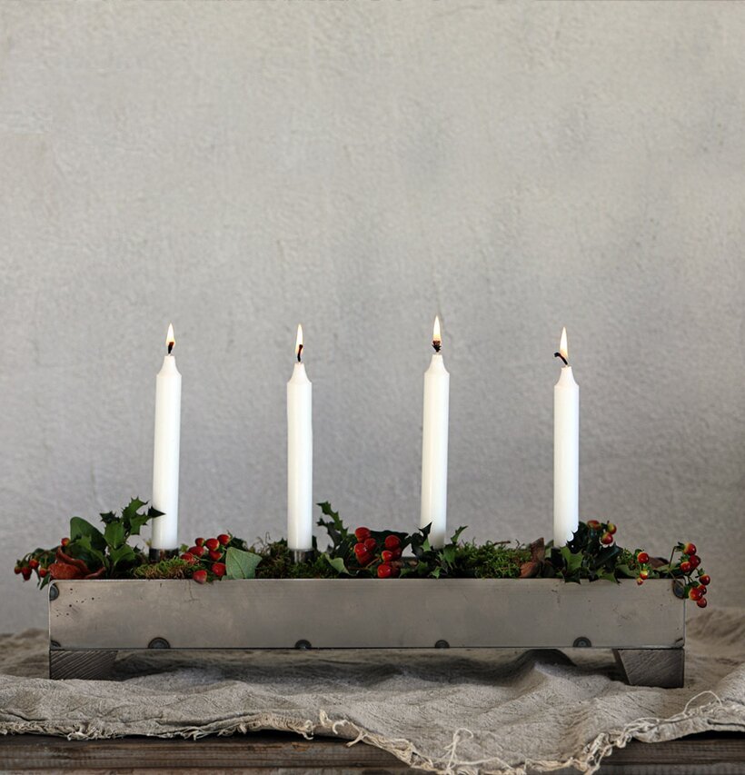 Ljusstake 4 Ljus Smide Svart från Miljögården på träbord