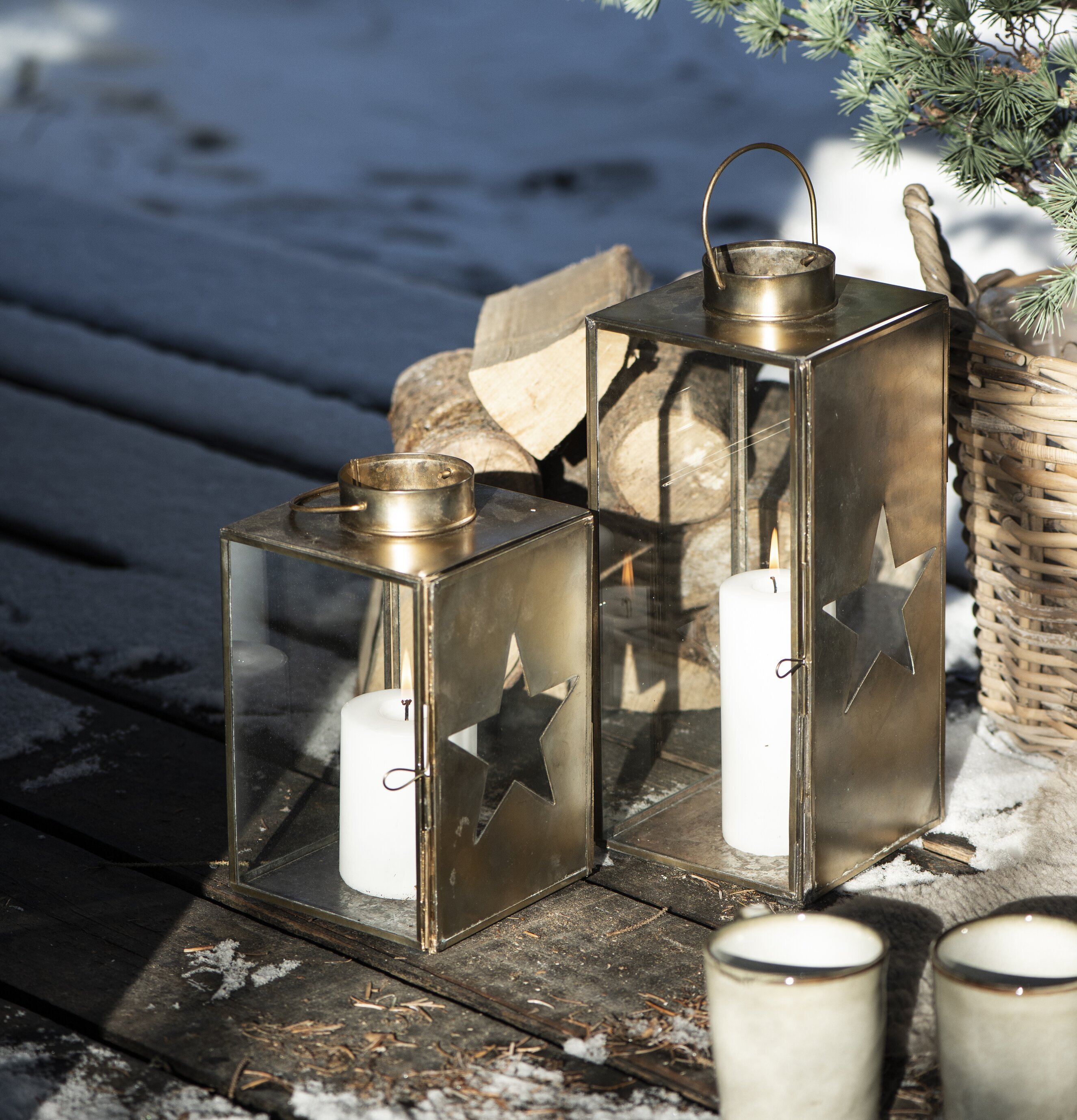 Lanterna Stjärna Guld Stor från IB Laursen i snöig miljö