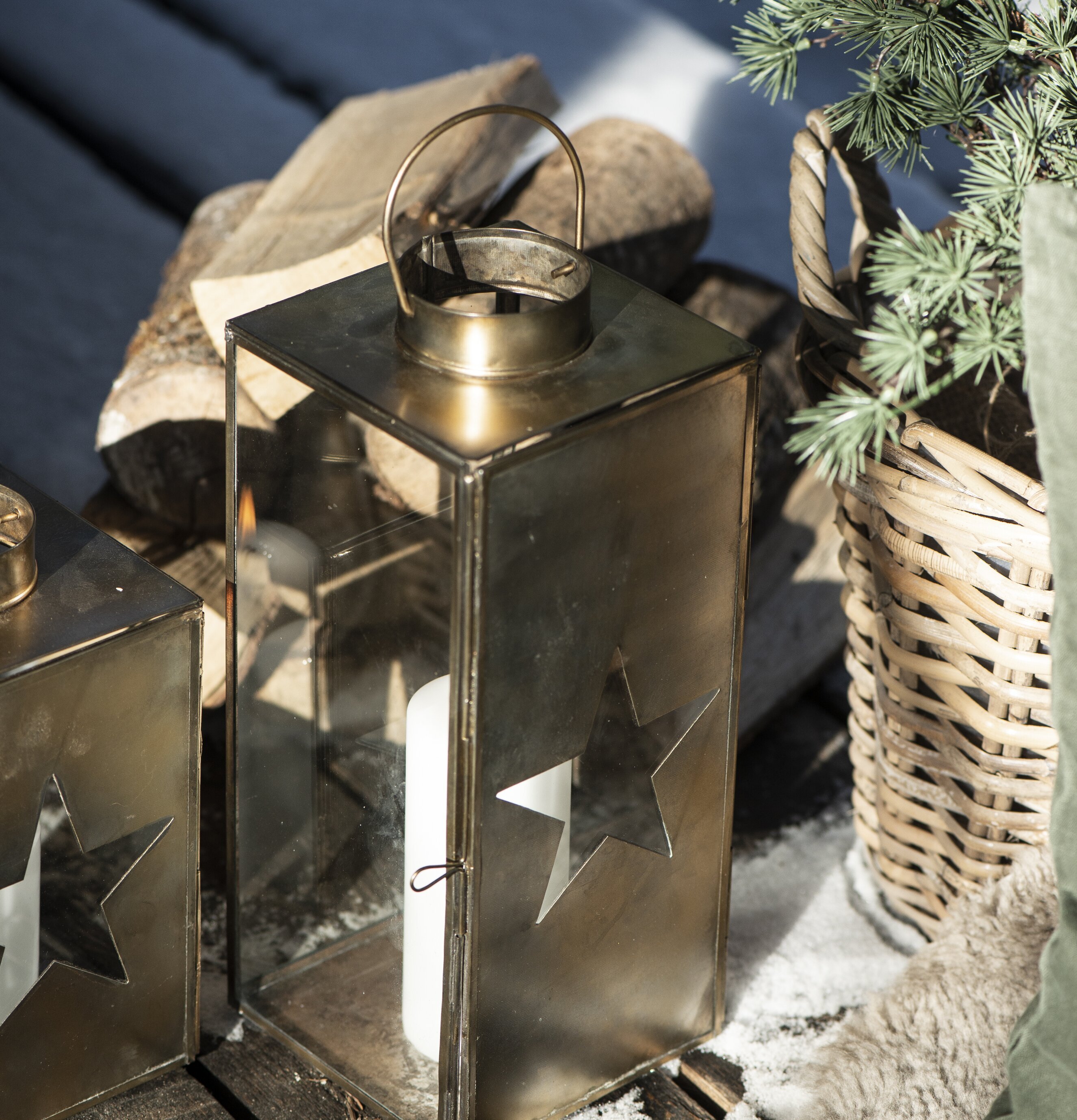 Lanterna Stjärna Guld Stor från IB Laursen på rustikt bord