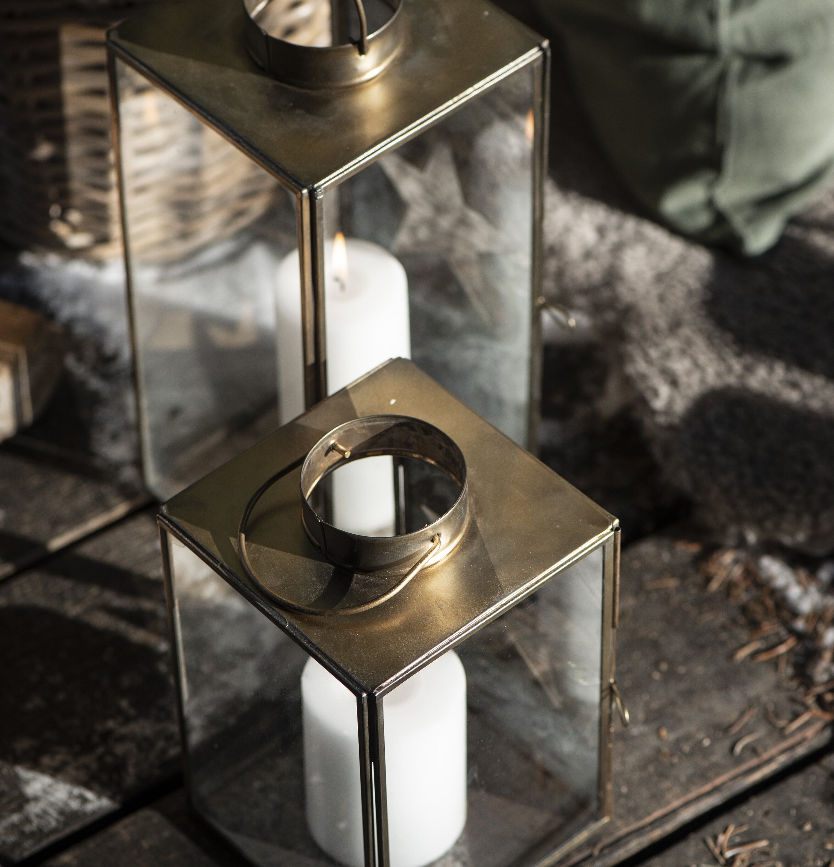 Lanterna Stjärna Guld Stor från IB Laursen på träplattform