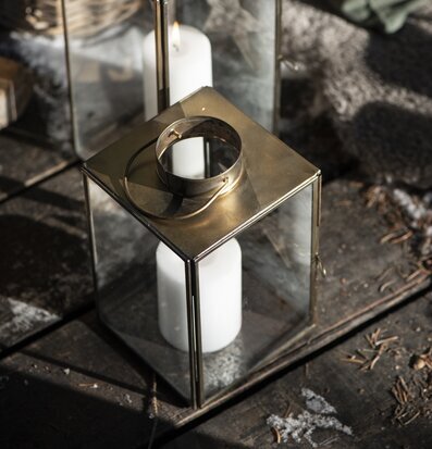 Lanterna Stjärna Guld från IB Laursen på rustik uteplats