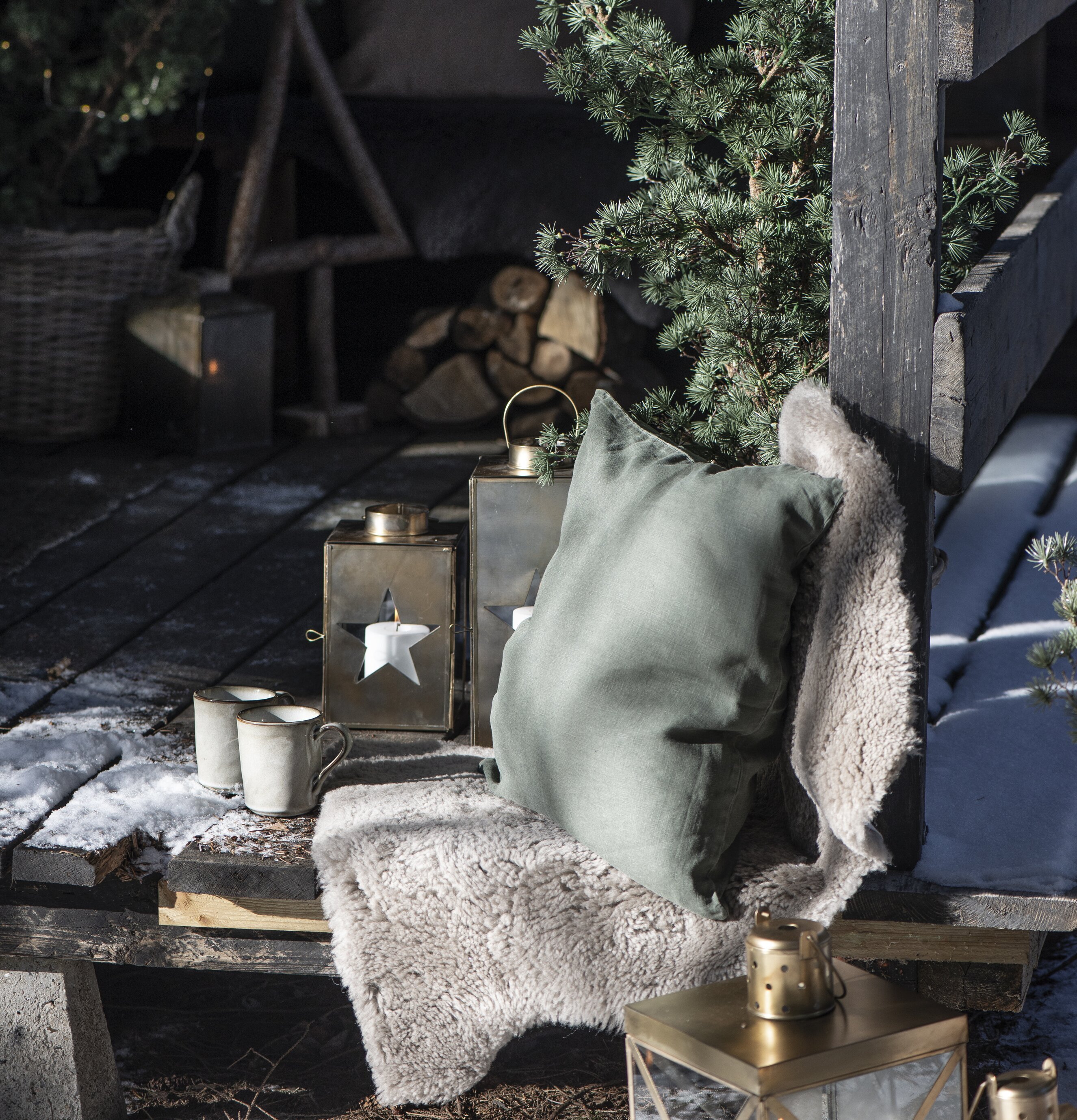 Lanterna Stjärna Guld Stor från IB Laursen på veranda