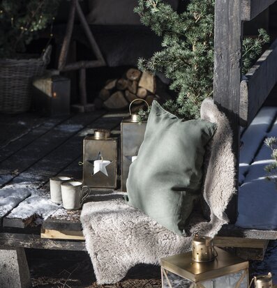 Bild av stämningsfull vintermiljö med lyktor och gran