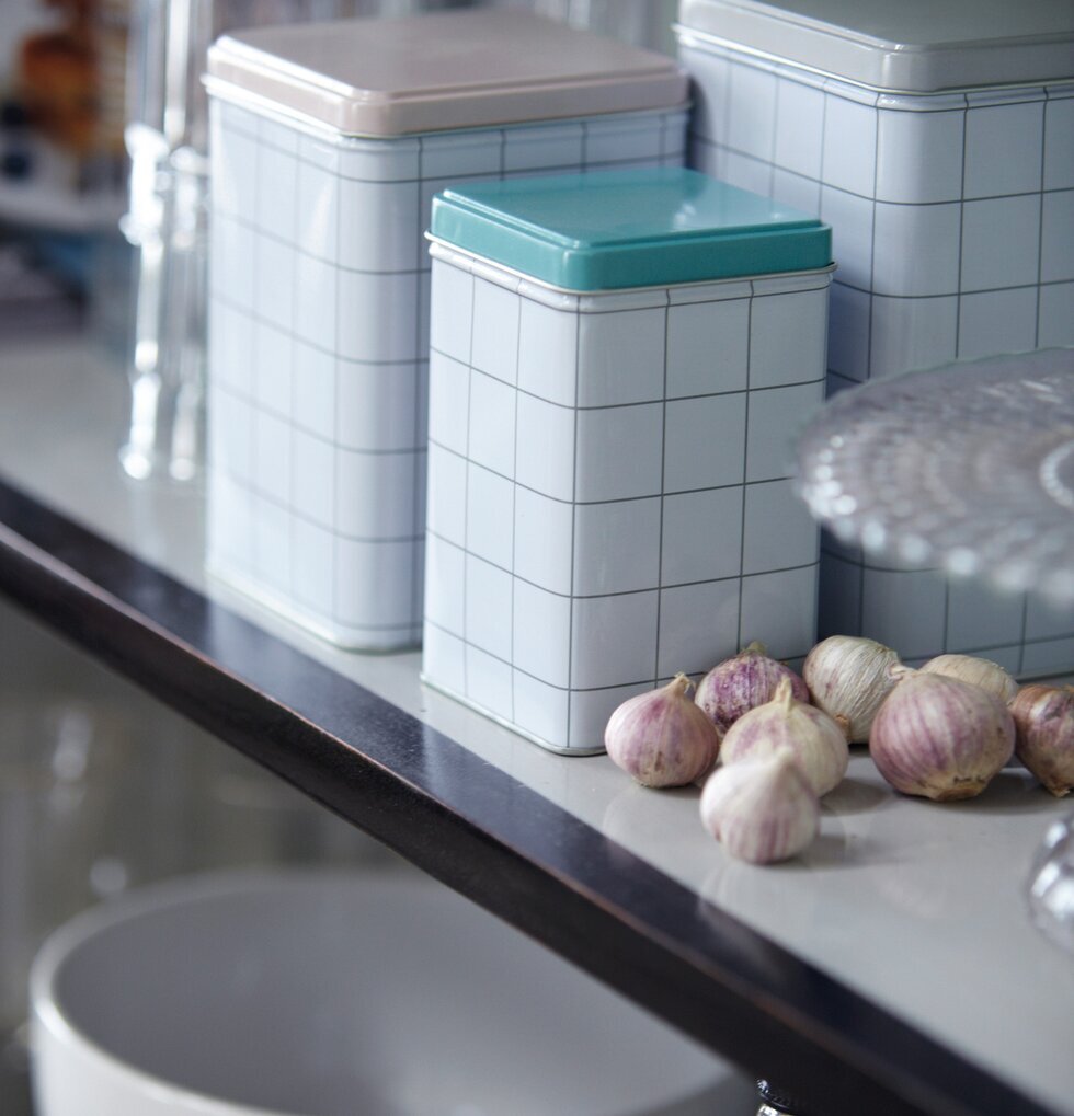 Plåtburk Rutan från House Doctor i hemtrevlig köksmiljö