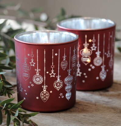 Bild av stämningsfull ljuslykta med juldekorationer