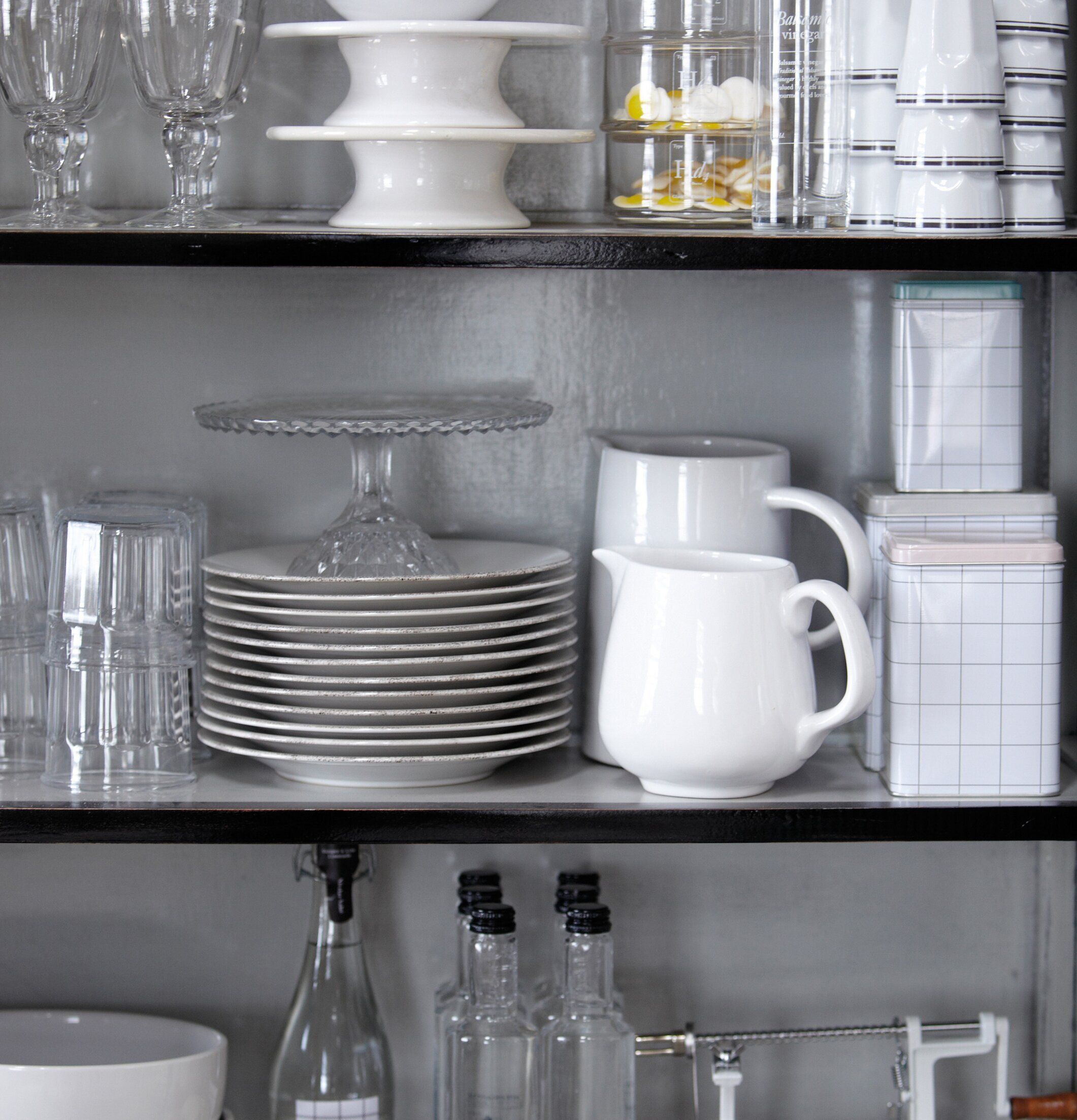 Plåtburk Rutan från House Doctor på hylla med köksartiklar