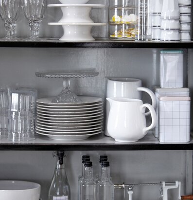 Plåtburk Rutan från House Doctor på hylla med köksartiklar