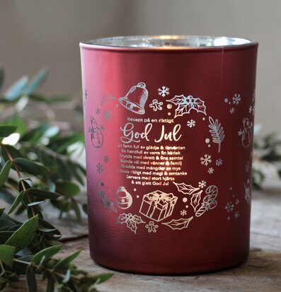 Bild av röd ljuslykta med julmotiv och festlig design