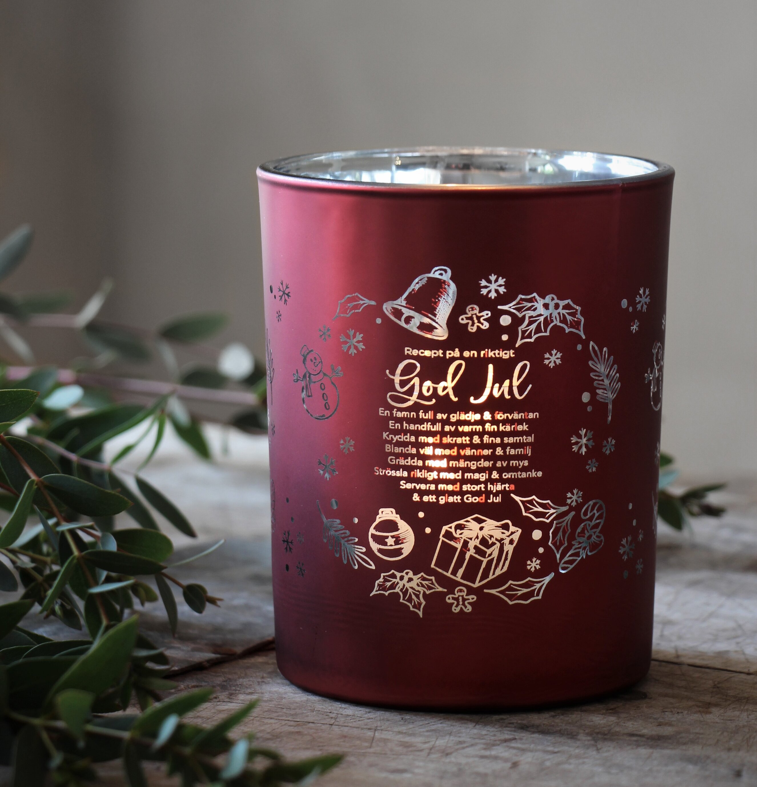 Bild av dekorativ ljuslykta i julens röda nyanser