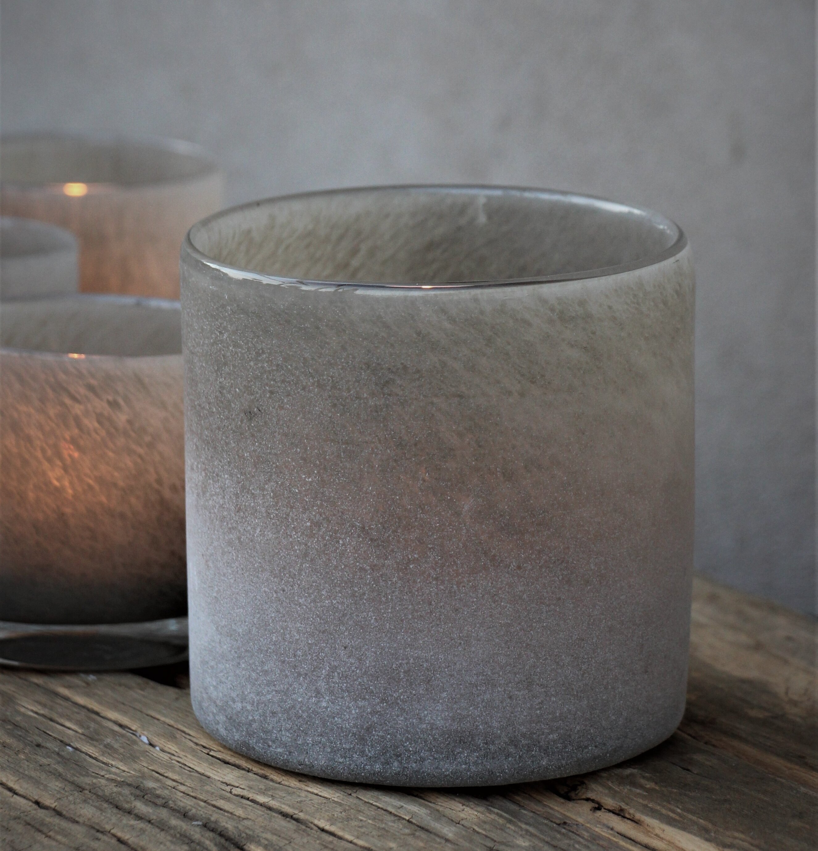 Bild av ljuslykta på rustikt bord för harmonisk miljö