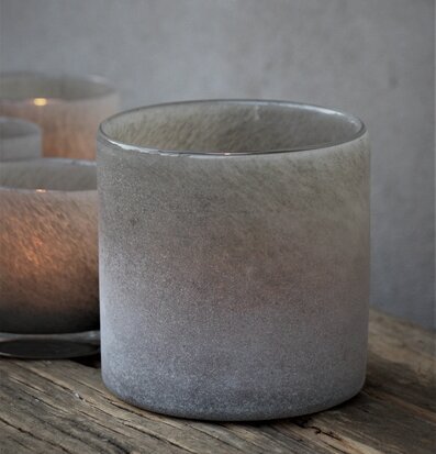 Bild av ljuslykta på rustikt bord för harmonisk miljö