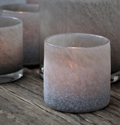 Bild av ljuslyktor med frostade glas och harmoniska toner