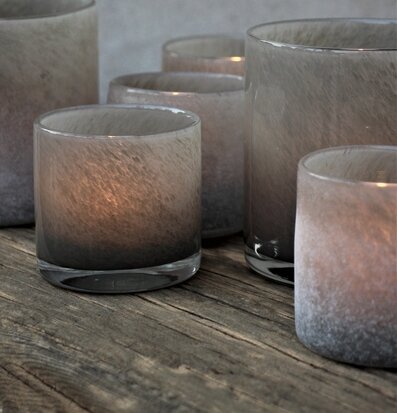 Bild av ljuslyktor på rustikt träbord med frostad yta