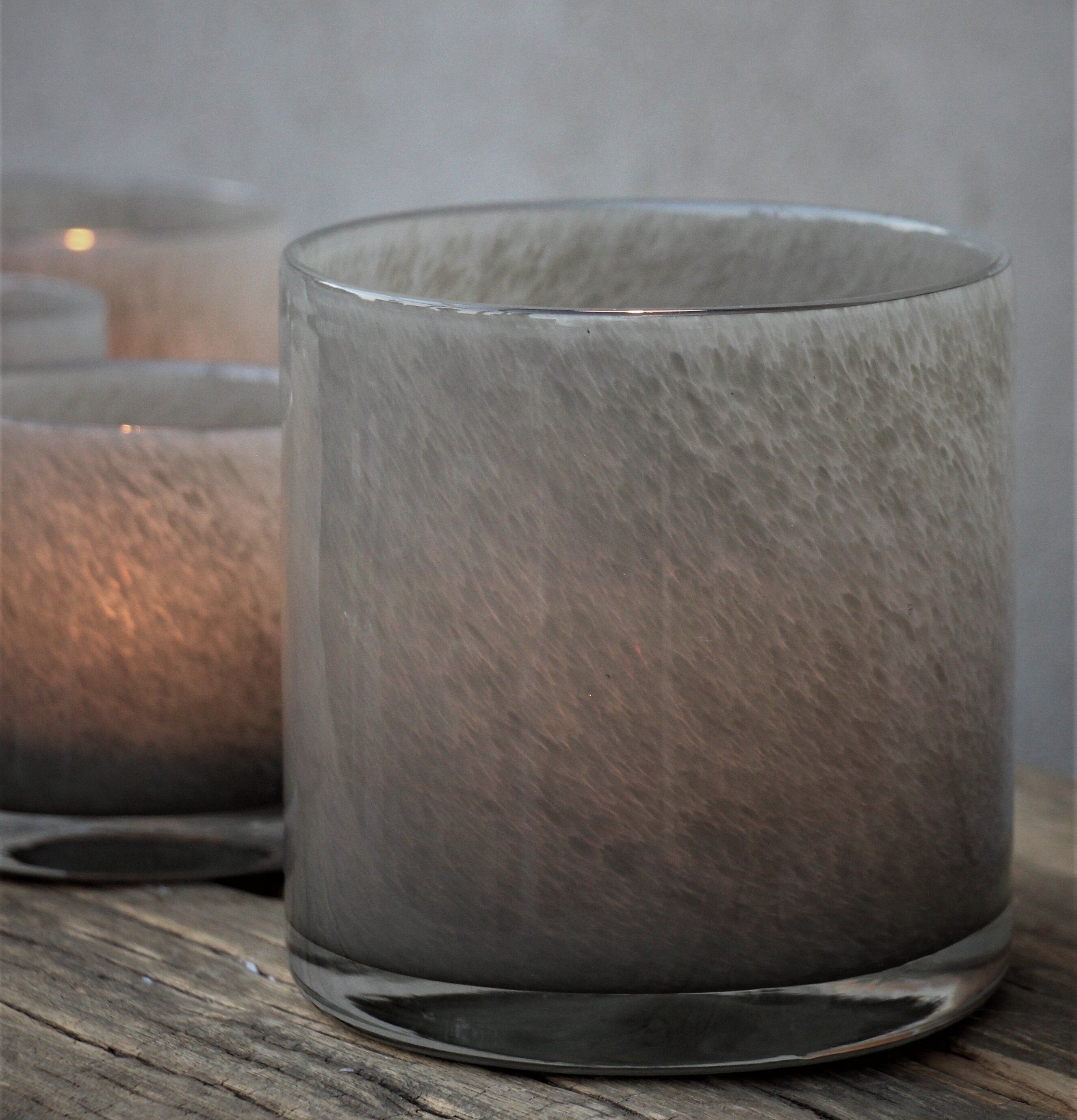 Ljuslykta Lumiere Sage Stor från Majas Cottage på träyta