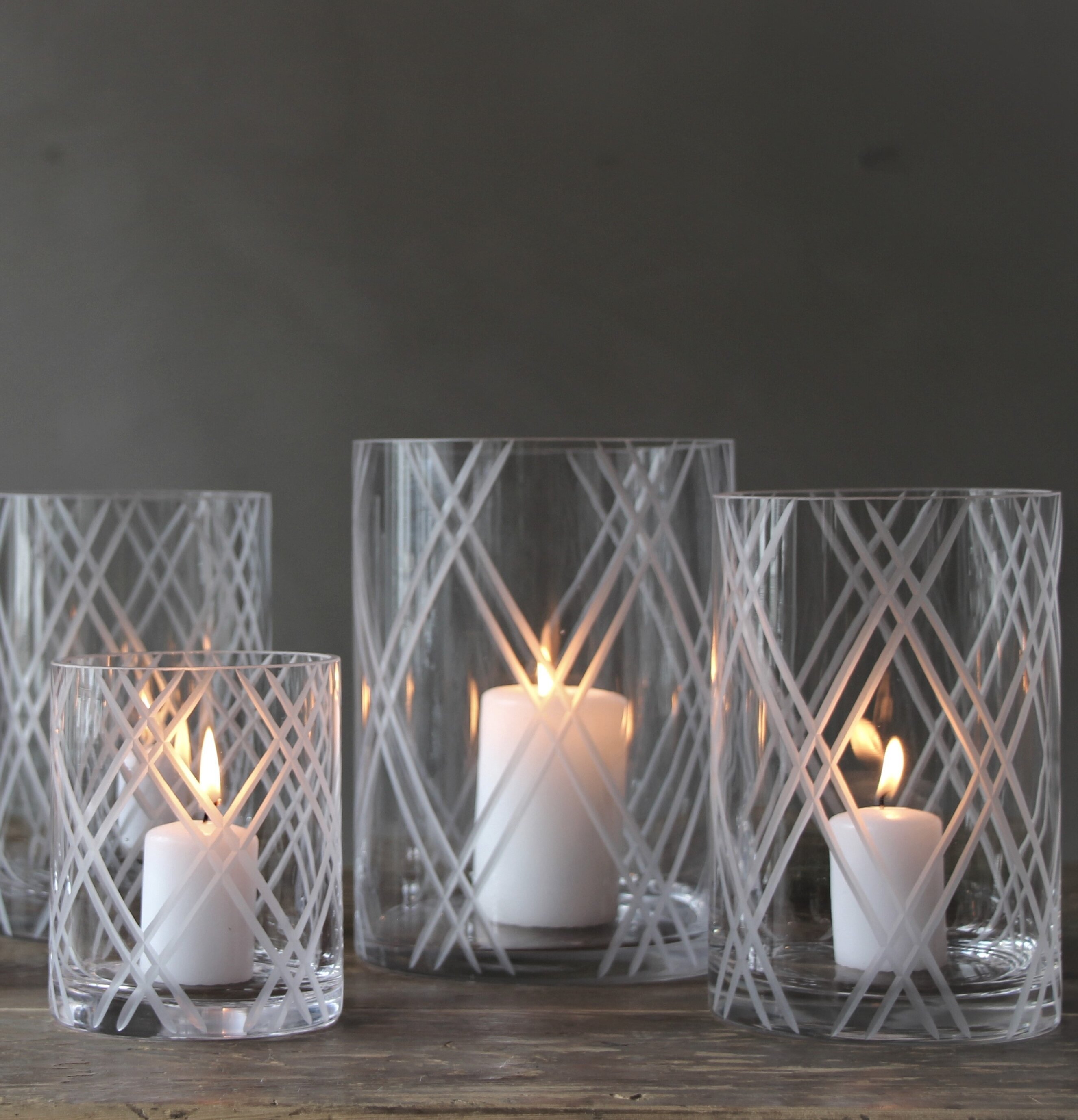 Bild av glaslyktor med elegant ljusspel och design