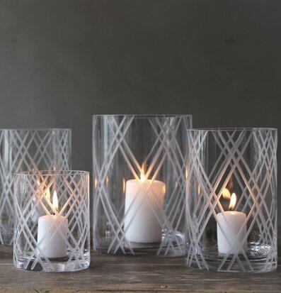 Bild av glaslyktor med elegant ljusspel och design