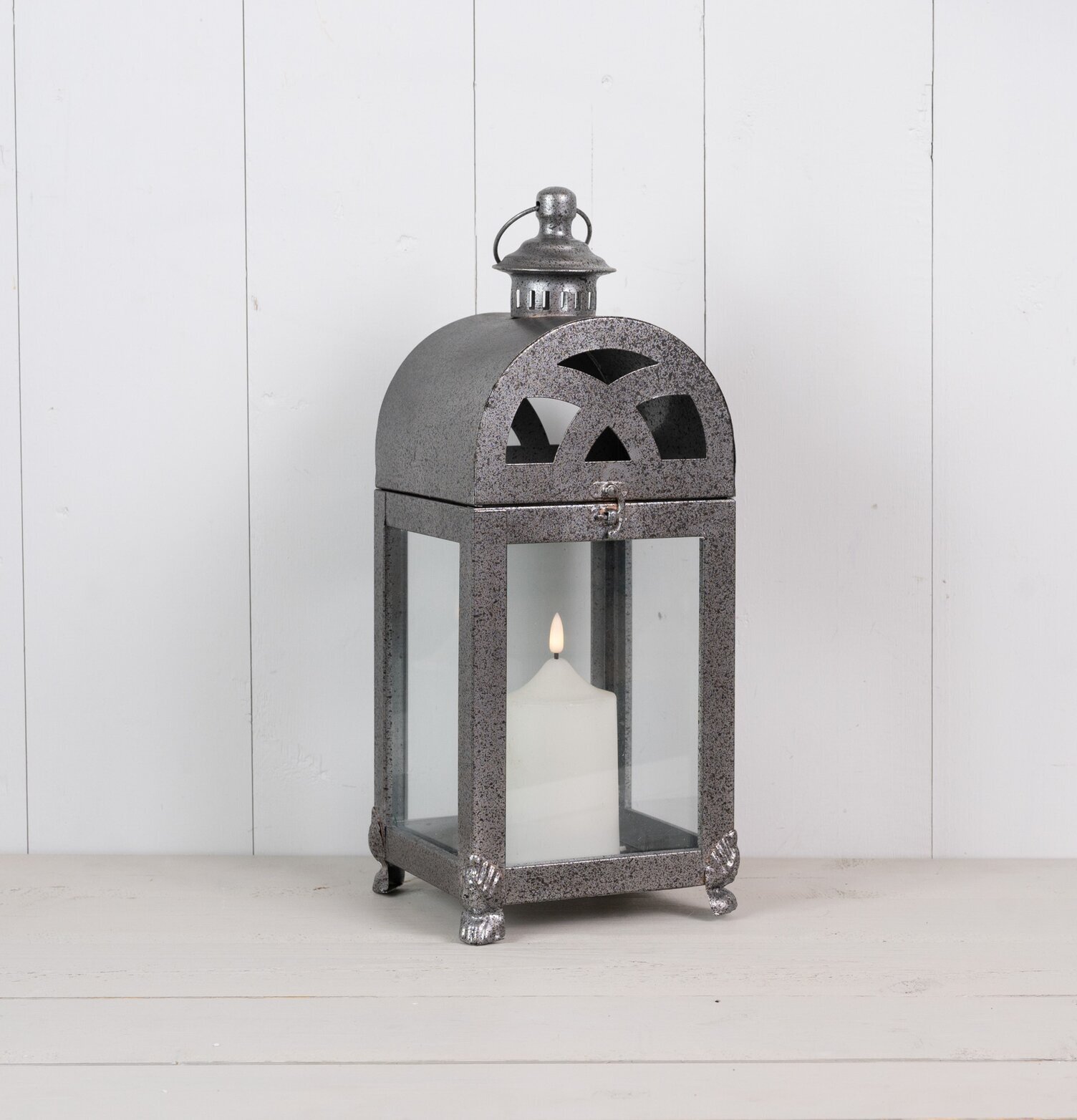 Bild av elegant och robust lykta i metall grå design