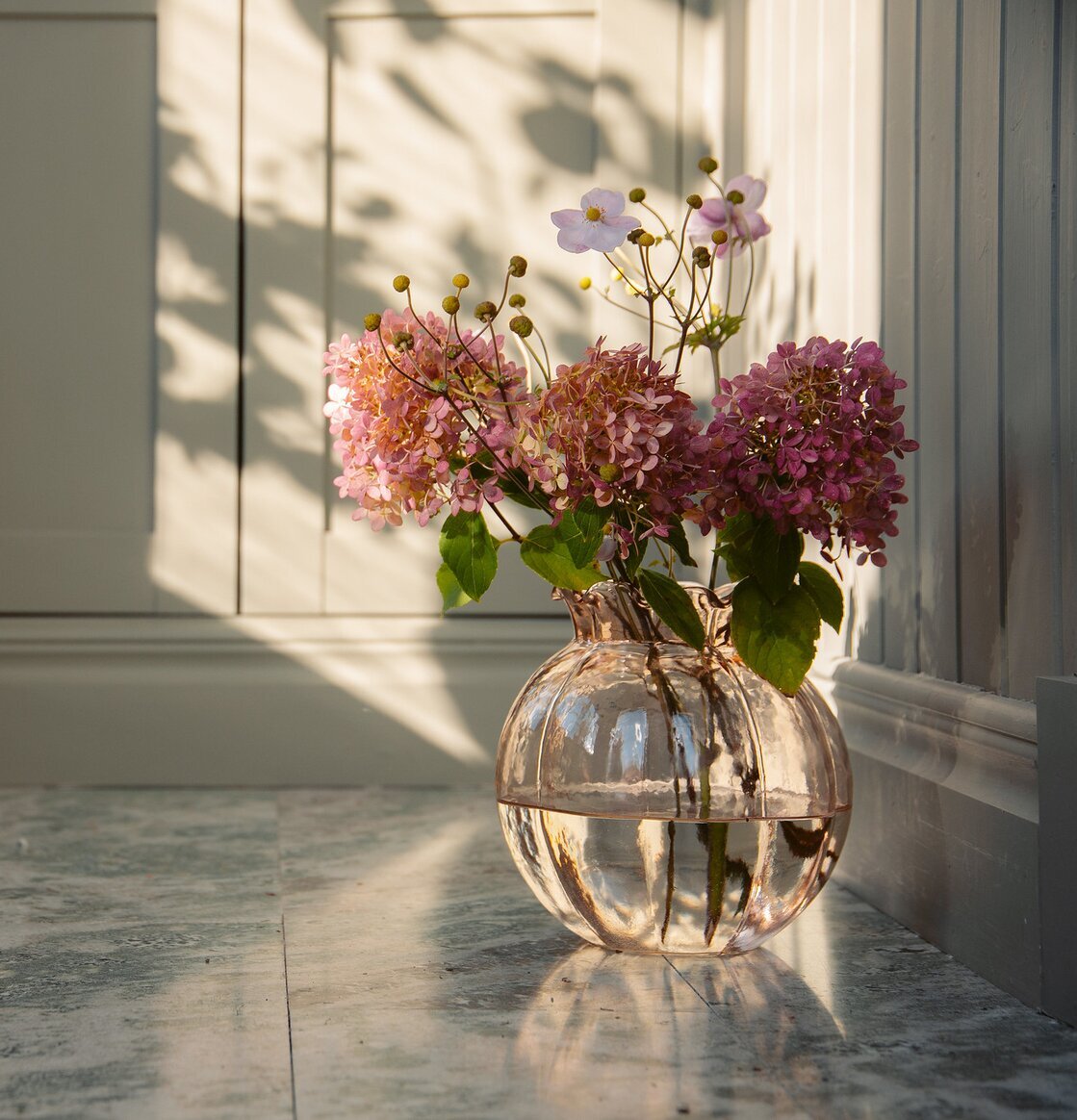 Vas Linnéa Rosa från Strömshaga på klinkergolv med pläd