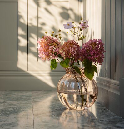 Vas Linnéa Rosa från Strömshaga på klinkergolv med pläd