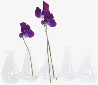 Vaser på rad från House Doctor med lila blommor i två vaser