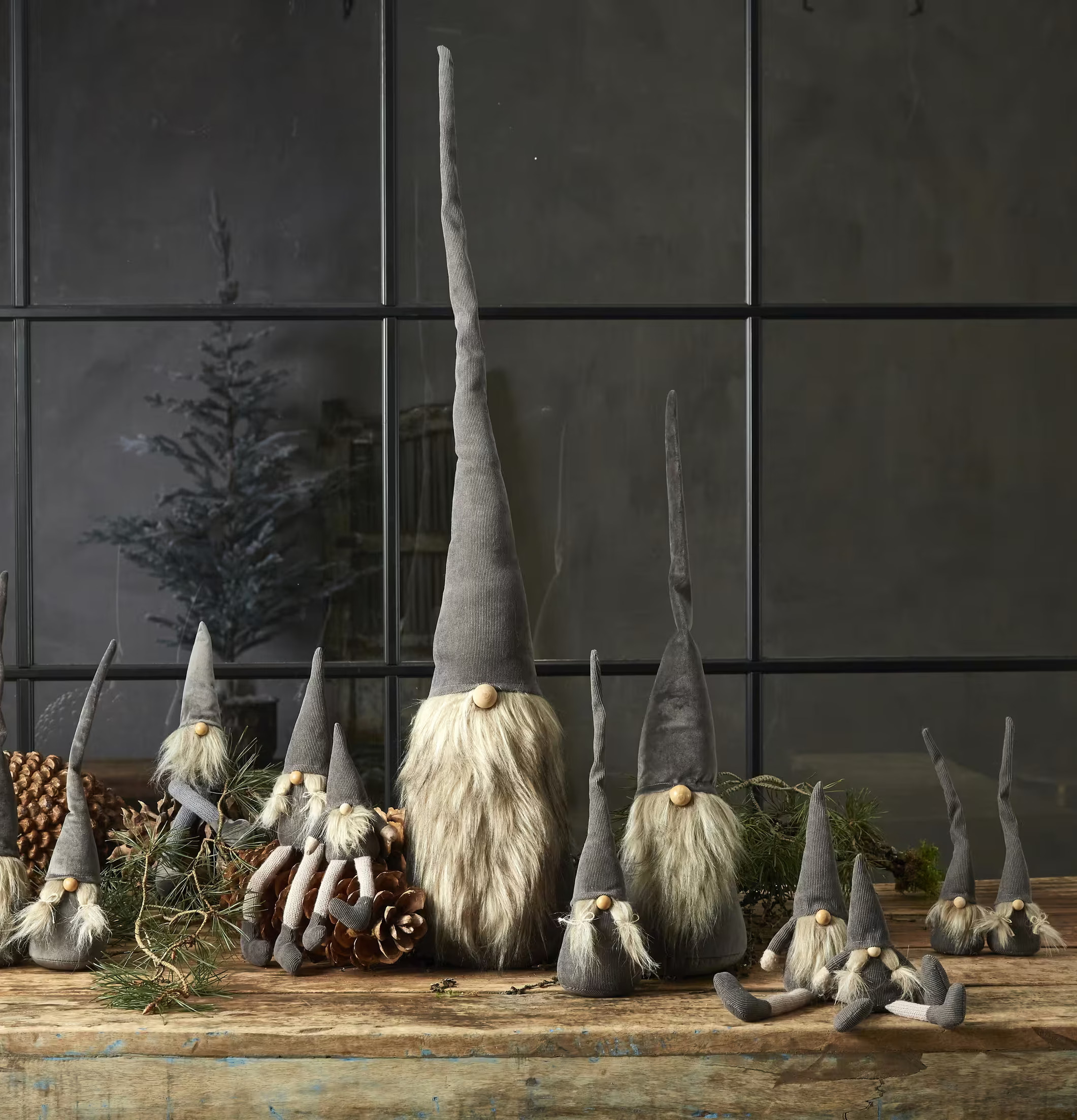 Tomte Grå Velour 130 Cm från Speedtsberg på en trälik bänk