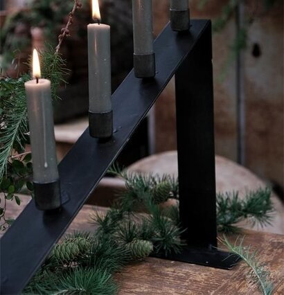 Ljusstake Insjön från I AM Interior på rustikt träbord