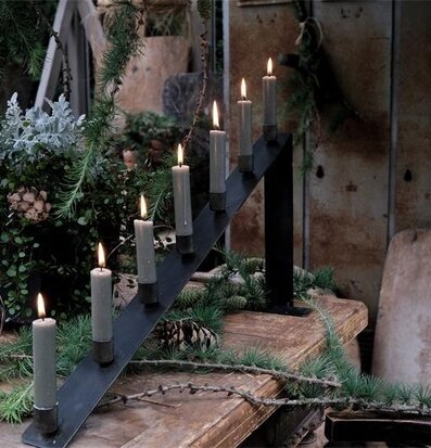 Ljusstake Insjön från I AM Interior på rustikt träbord